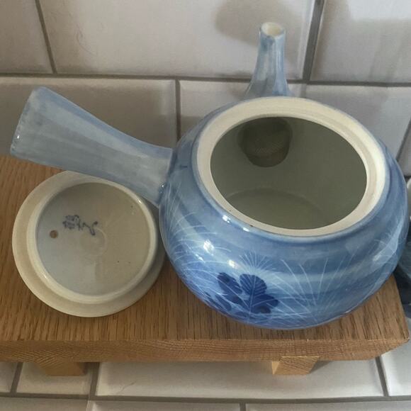 Small Asian Blue Floral White Reeds Single serving teapot two matching cups - Picture 3 of 6